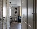 Apartament pentru o familie mare: clasic modern în gamme gri-alb 6032_26