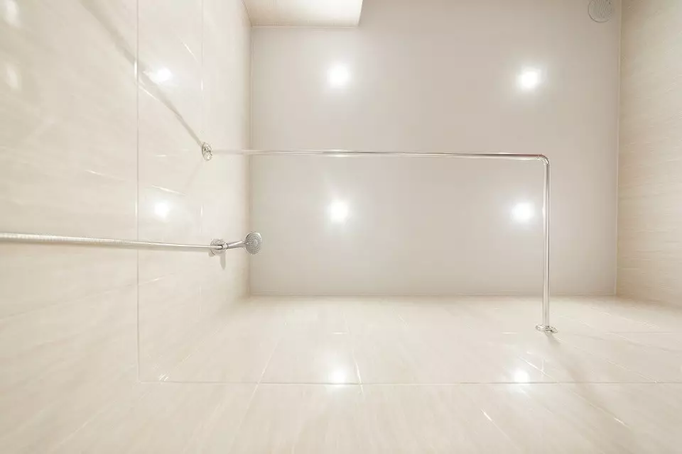 什么伸展天花板更好 - 磨砂或光泽：比较和选择 6039_5
