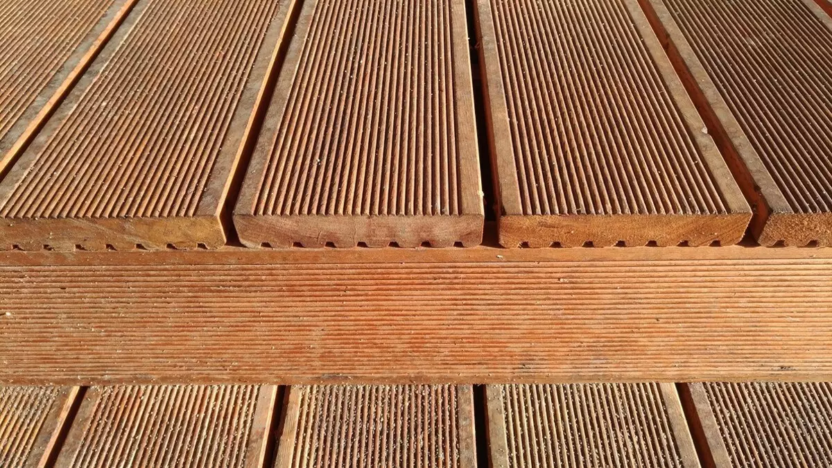 Jak udělat kroky na veranku ze dřeva a DPK to udělat sami: krok za krokem 6051_53