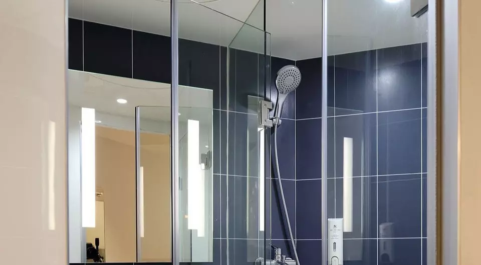 Como equipar na ducha de apartamentos no canto dun baño: unha guía detallada para reinstalar 6209_7