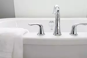 How to choose which bath is better for an apartment: an overview of all materials and tips 6321_1