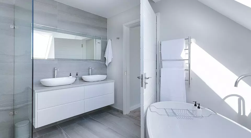 Wie kann man auswählen, welches Bad besser für eine Wohnung ist: eine Übersicht aller Materialien und Tipps 6321_14