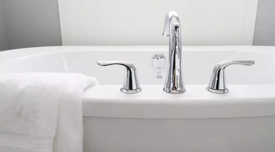 Wie kann man auswählen, welches Bad besser für eine Wohnung ist: eine Übersicht aller Materialien und Tipps