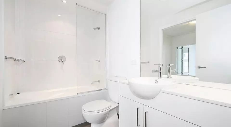 כיצד לבחור איזה אמבטיה עדיף לדירה: סקירה כללית של כל החומרים והטיפים 6321_6