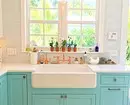 Како да издадете внатрешноста на кујната со мијалник на прозорецот: Корисни совети и 58 фотографии 6462_26