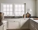 Como emitir um interior da cozinha com uma pia na janela: dicas úteis e 58 fotos 6462_27