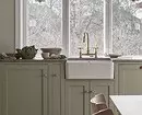 Cómo emitir un interior de cocina con un fregadero en la ventana: consejos útiles y 58 fotos 6462_28