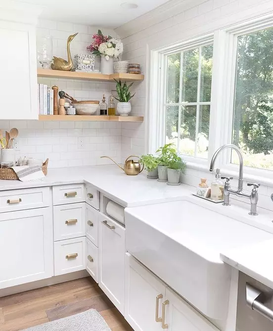 So stellen Sie ein Kücheninnenraum mit einem Waschbecken am Fenster aus: Nützliche Tipps und 58 Fotos 6462_35