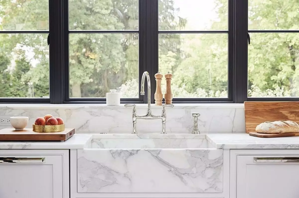 Sådan udsteder du et køkken interiør med en vask ved vinduet: Nyttige tips og 58 billeder 6462_40