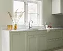 Како да издадете внатрешноста на кујната со мијалник на прозорецот: Корисни совети и 58 фотографии 6462_8