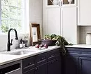Sådan udsteder du et køkken interiør med en vask ved vinduet: Nyttige tips og 58 billeder 6462_89