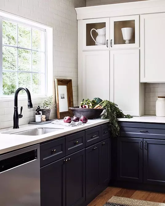 Како да издадете внатрешноста на кујната со мијалник на прозорецот: Корисни совети и 58 фотографии 6462_97