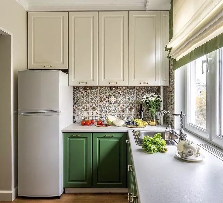 Cómo emitir un interior de cocina con un fregadero en la ventana: consejos útiles y 58 fotos 6462_98