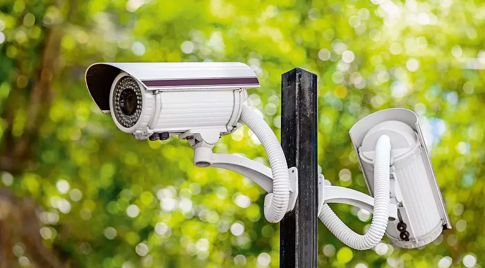 Comment choisir un système de surveillance vidéo pour la maison: astuces utiles et équipement