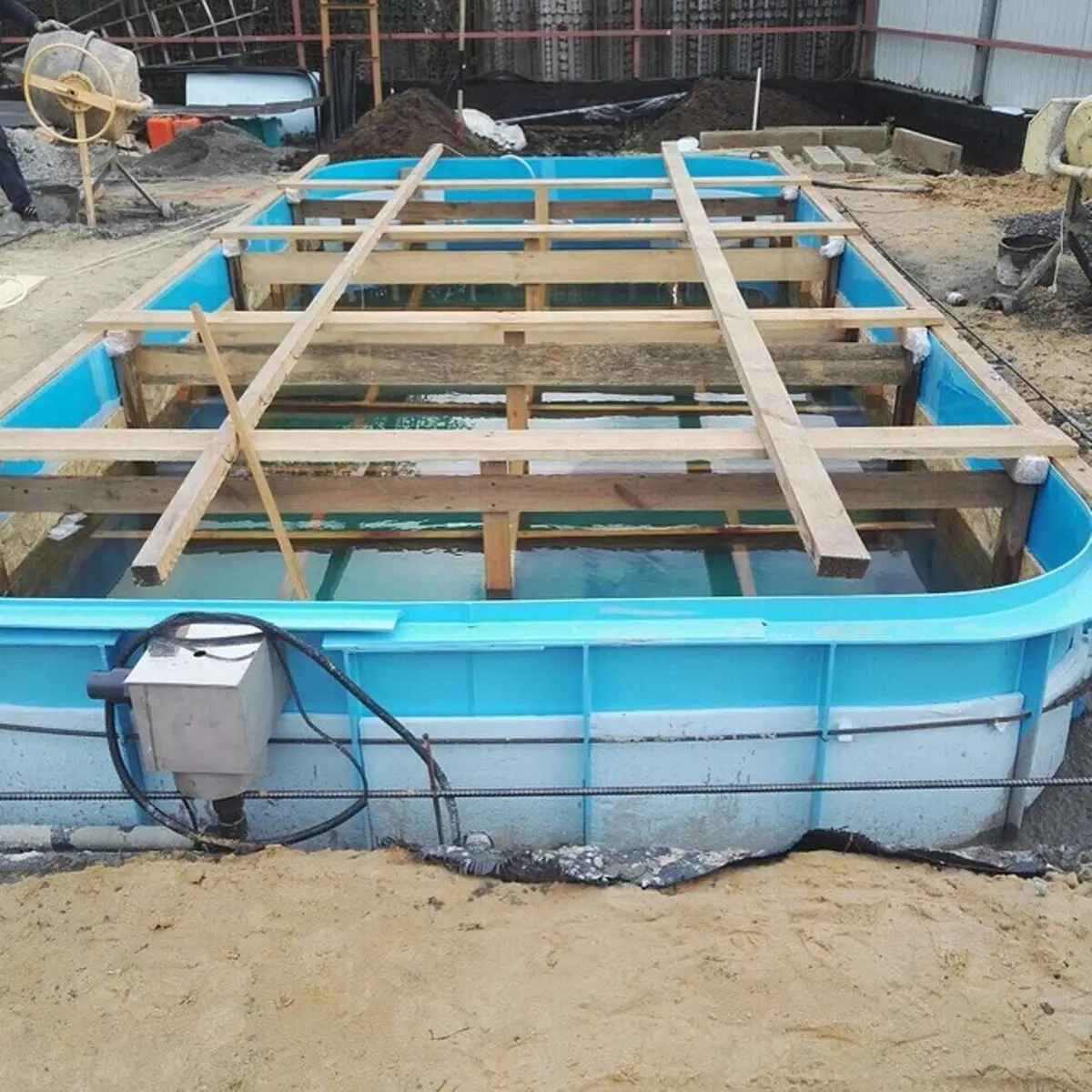 Jak udělat bazén v chatě: 3 typy konstrukcí a metod pro jejich instalaci 6636_38