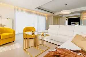 Створюємо ідеальну м'яку зону у вітальні: 7 способів поєднувати диван і крісла 6660_1