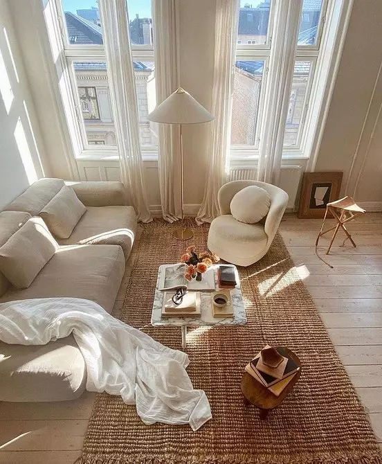 Ustvarite idealno mehko območje v dnevni sobi: 7 načinov za kombiniranje kavč in naslanjače 6660_41