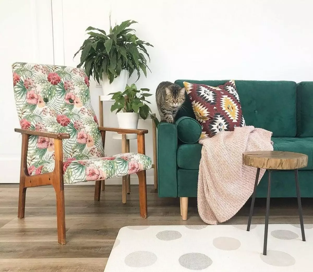 Създайте идеална мека зона в дневната: 7 начина за комбиниране на дивана и кресла 6660_51