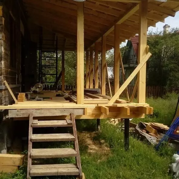 लाकडी घरासाठी पोर्च: तयार करण्यासाठी आणि डिझाइनसाठी टिपा (35 फोटो) 6688_21