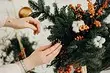 8 זרי פרחים חדשים שיכולים להחליף את עץ חג המולד