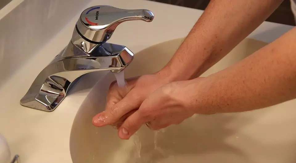 Süper Riles'u parmak elinden yıkamaktan daha fazlası: 8 Etkili araç