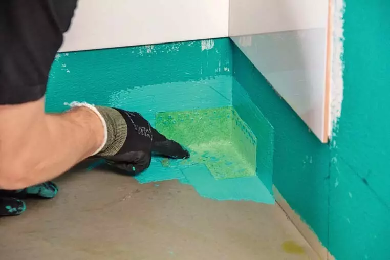 Waterproofing ng banyo Mastica: Mga kalamangan, kahinaan ng mga komposisyon 6786_31