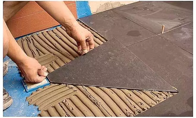 WaterProofing sa kaligoanan mastica: pros, cons sa mga komposisyon 6786_36