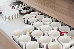 11 วิธีที่สวยงามในการเก็บแก้วในครัวและไม่เพียง 691_1