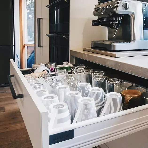 11 راه های زیبا برای ذخیره لیوان ها در آشپزخانه و نه تنها 691_5
