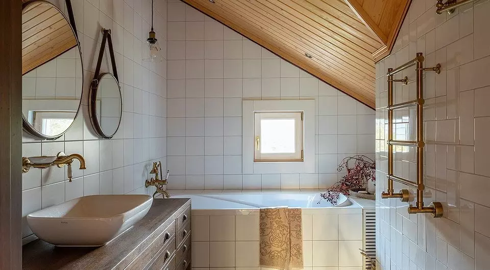 We decoreren de badkamer in een houten huis (39 foto's)