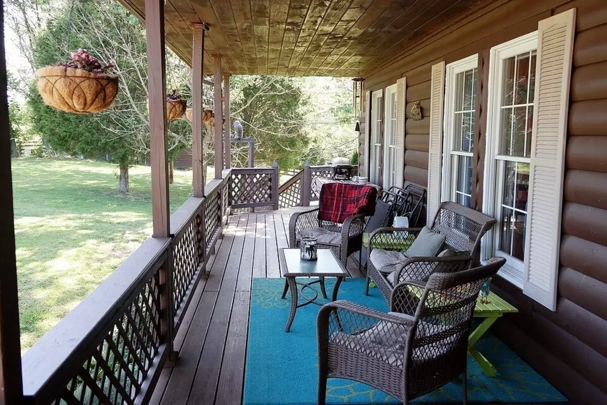 Хажуугийн байшинд veranda-г хэрхэн будах вэ: Алхам алхамаар алхах заавар, урам зориг өгөх 30 зураг 7124_34