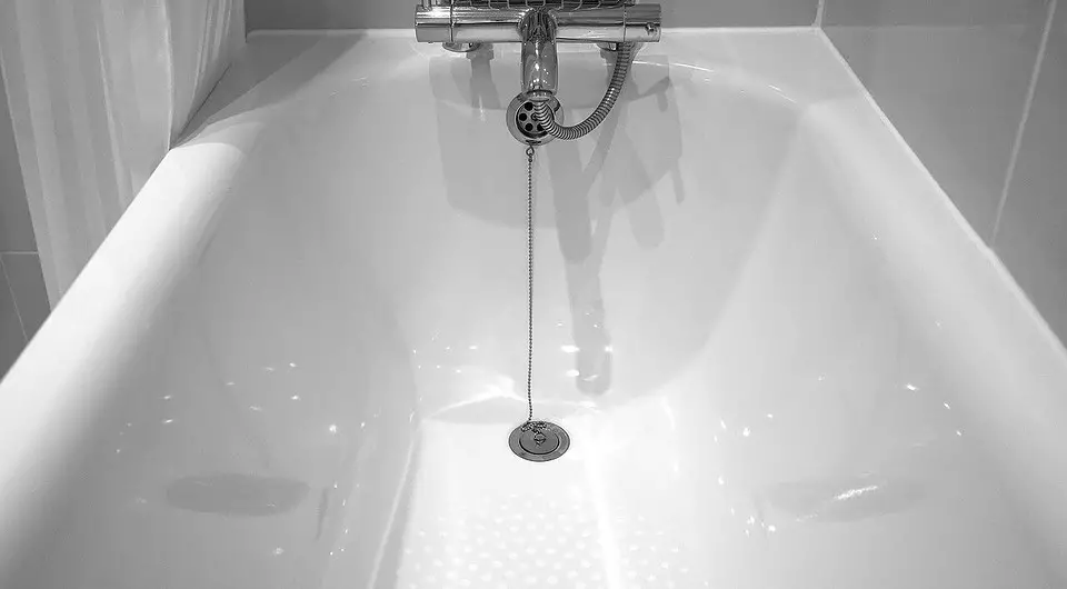 Badekarreparasjon ved hjelp av akryl med egne hender: Enkel instruksjon i tre trinn 7181_3