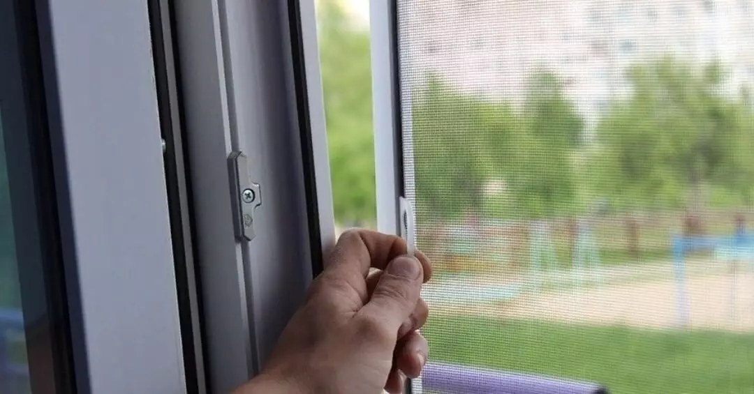 Как да премахнете мрежа за комари с пластмасов прозорец: 5 начина 7212_9