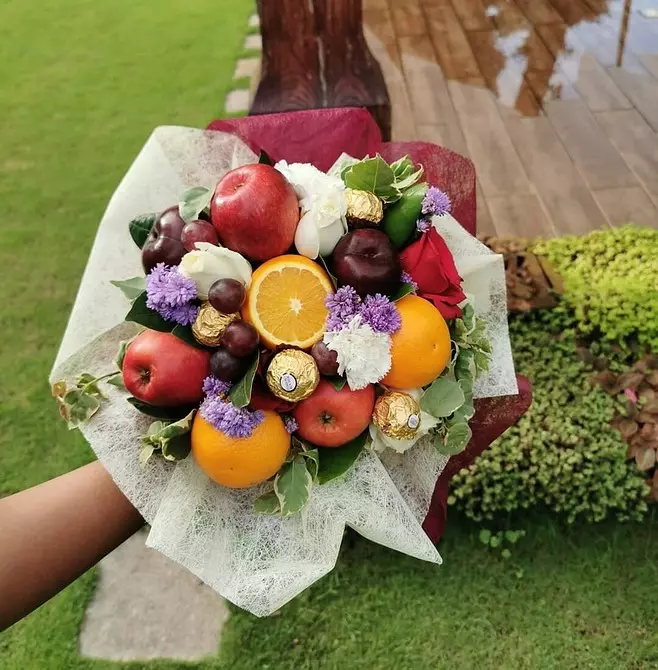 ما یک گلدان ارزان قیمت را در 1 سپتامبر انجام می دهیم: از رنگ های کشور، میوه ها و سبزیجات 7270_13