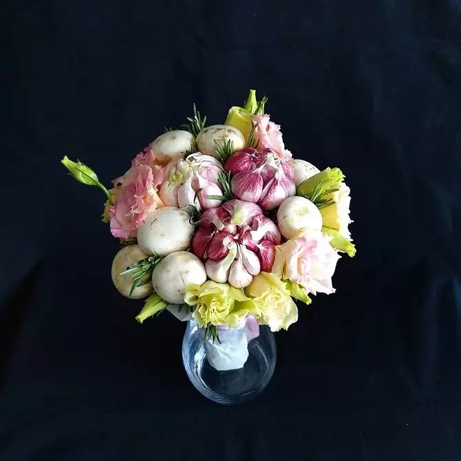 Naghimo kami usa ka barato nga bouquet sa Septyembre 1: Gikan sa mga kolor sa nasud, mga prutas ug utanon 7270_27