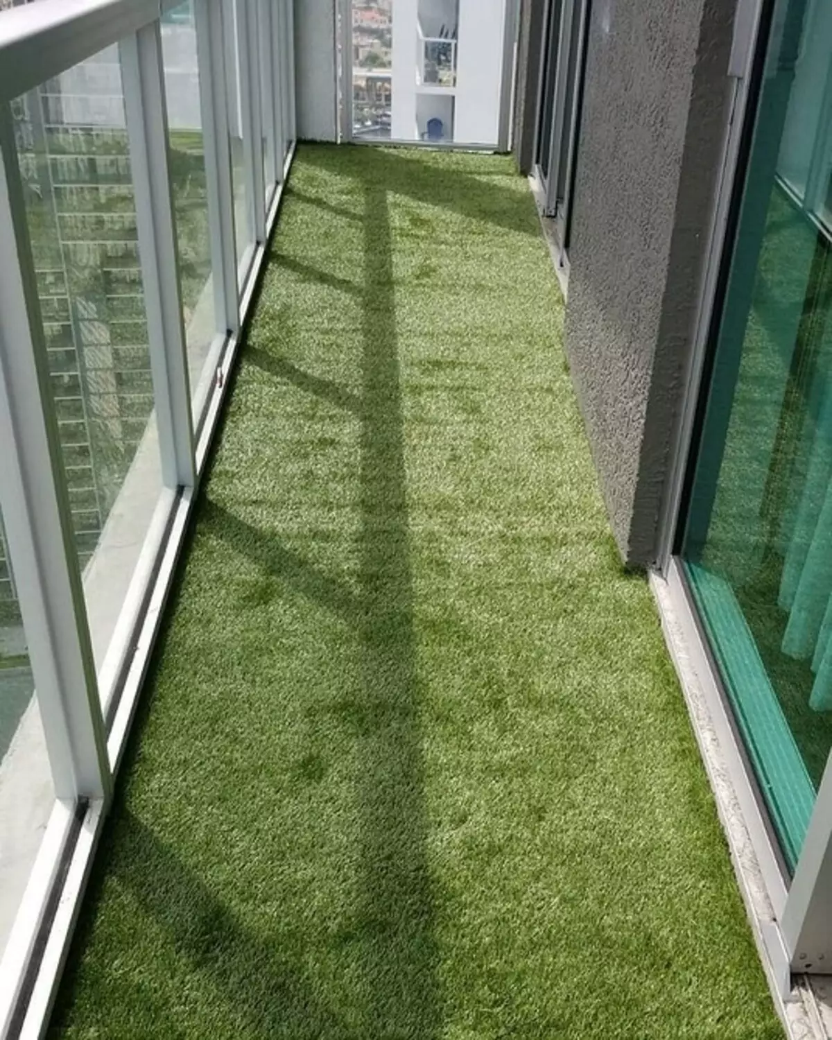 Какой пол сделать на балконе. Искусственный газон на лоджии. Искусственная трава на лоджии. Озеленение балкона. Балкон с искусственной травой на полу.