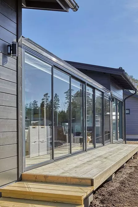 Lekki dom w Finlandii ze szklanymi ścianami i sypialnią dla gości na antresoli 7404_22