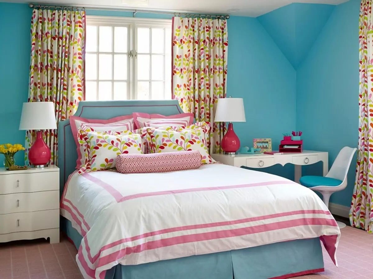 Өрөөний зураг, үзэсгэлэнтэй болгохын тулд унтлагын өрөөний аль өнгийг сонгохын тулд ханын цаасны ямар өнгөтэй байдаг 7454_12