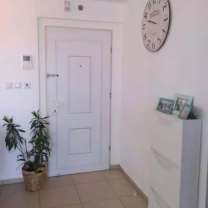 Pintu putih di bahagian dalam apartmen (45 foto) 7540_72