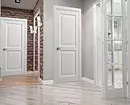 Pintu putih di bahagian dalam apartmen (45 foto) 7540_90