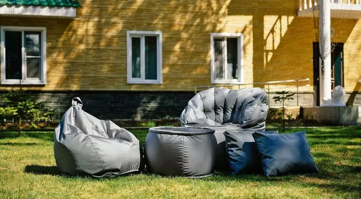 13 objets de meubles de jardin pour petit point