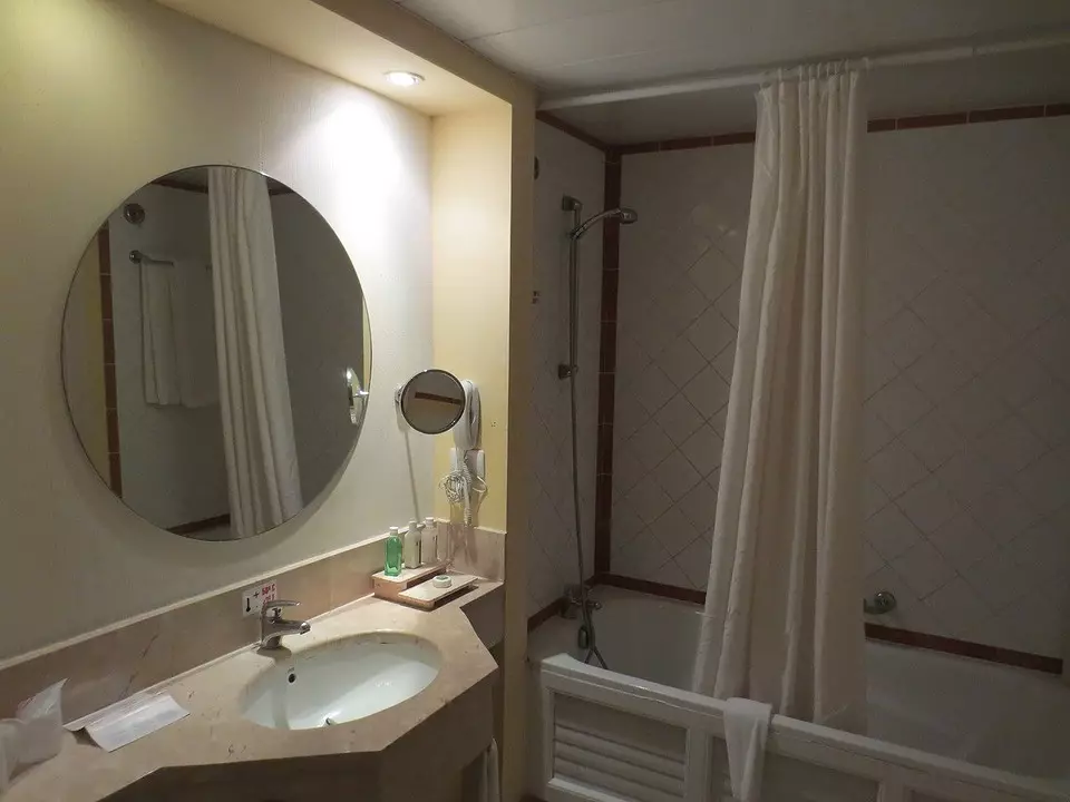 Lighting in the bathroom: combine safety and aesthetics 7574_8