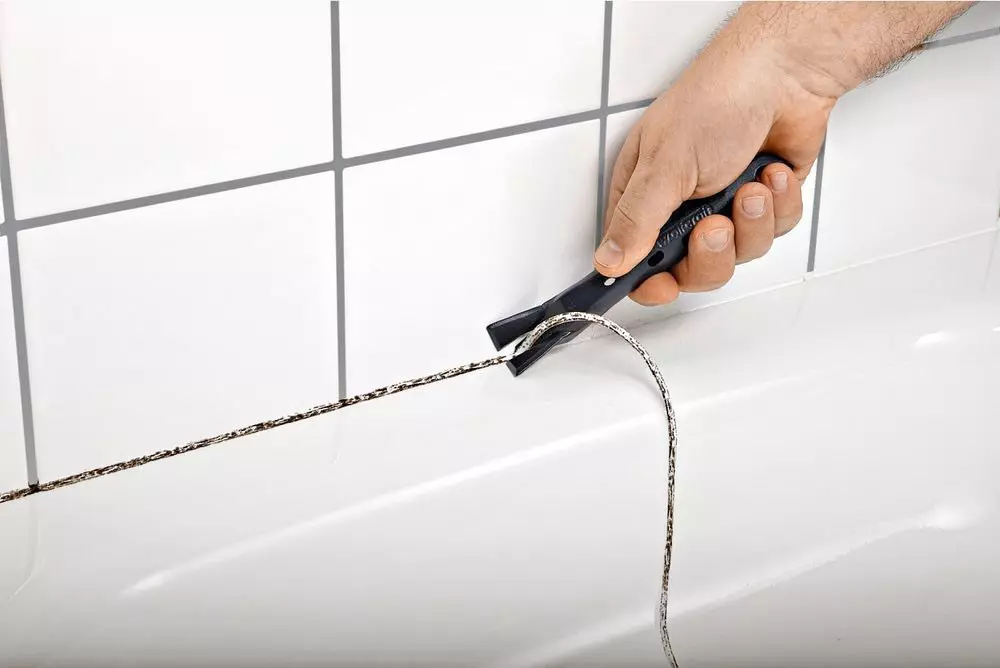Hur och vad stänger du korsningen mellan badrummet och väggen: 9 Populära alternativ 7690_15
