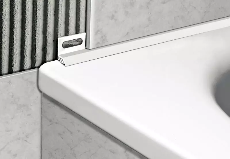 Comment et quoi fermer la jonction entre la salle de bain et le mur: 9 options populaires 7690_20