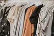 8 Sandėliavimo klaidos spintoje, kuri sugadina jūsų drabužius