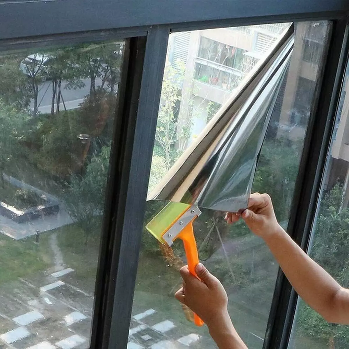 Hogyan lehet eltávolítani a védőfóliát műanyag ablakokból, és nem rontja őket: 8 módon 7754_20