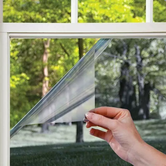 Πώς να αφαιρέσετε μια προστατευτική μεμβράνη από πλαστικά παράθυρα και να μην τους χαλάσει: 8 τρόποι 7754_5