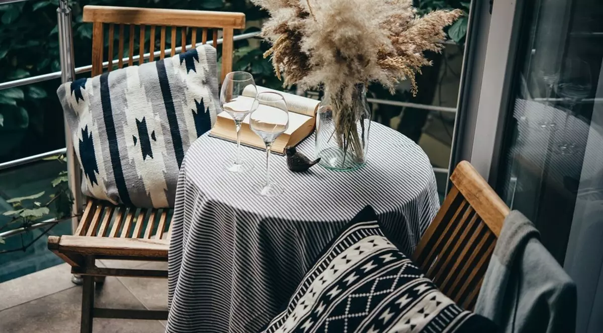 10 maneras de crear un ambiente relajante en el balcón, la terraza o en un gazebo de campo