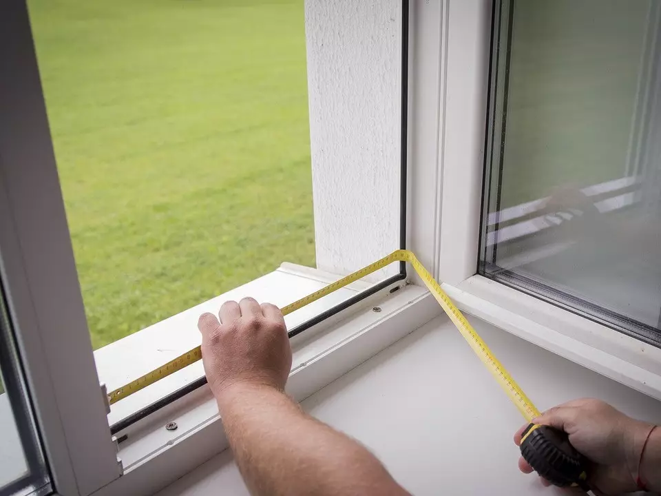 Slik måler du vinduet for myggnettet: trinnvis instruksjon 7883_6