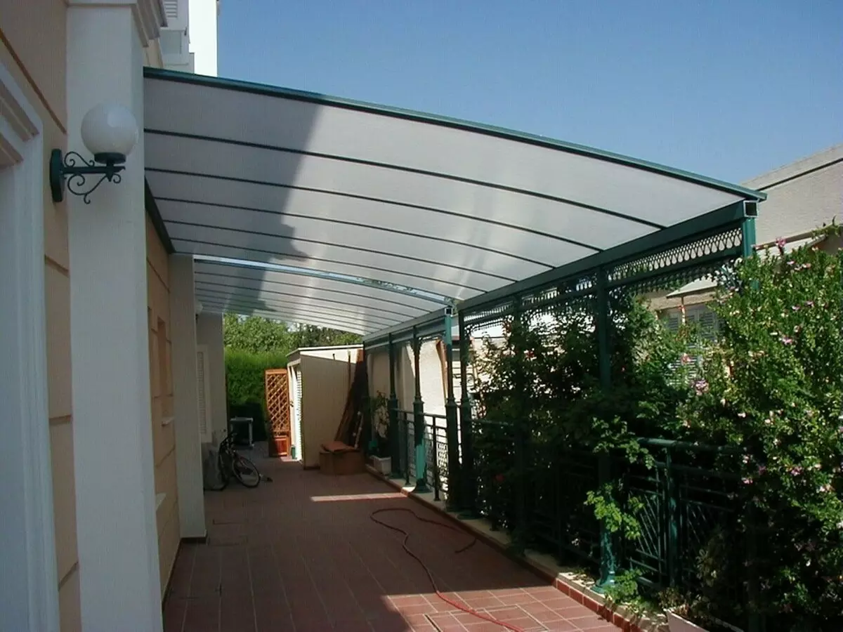 ມຸງ polycarbonate ສໍາລັບ veranda ຫຼືລະບຽງ: ການເລືອກວັດສະດຸແລະຄຸນລັກສະນະການຕິດຕັ້ງ 7903_12